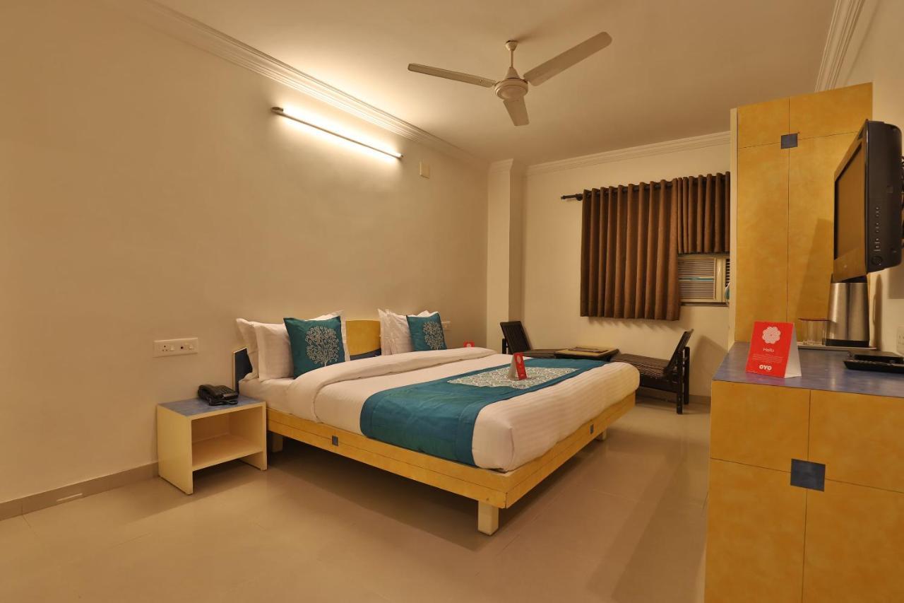 Oyo 10044 Hotel Dudawat Ahmedabad Bagian luar foto