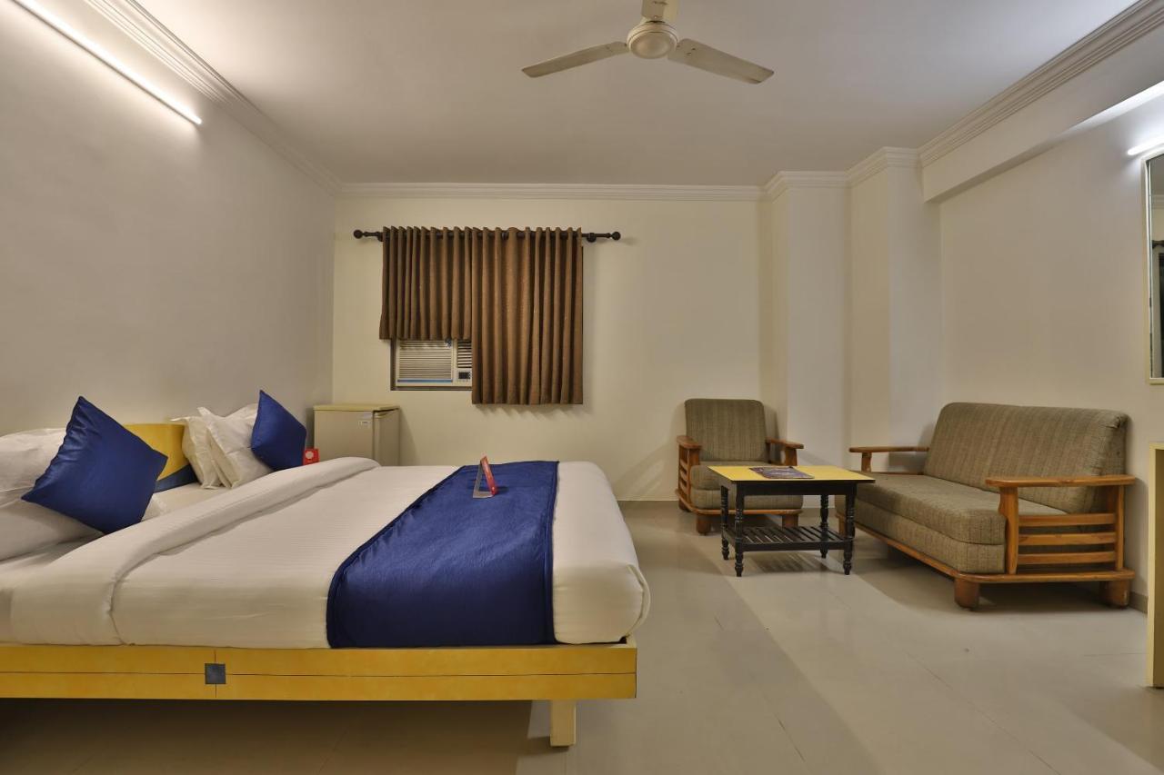 Oyo 10044 Hotel Dudawat Ahmedabad Bagian luar foto