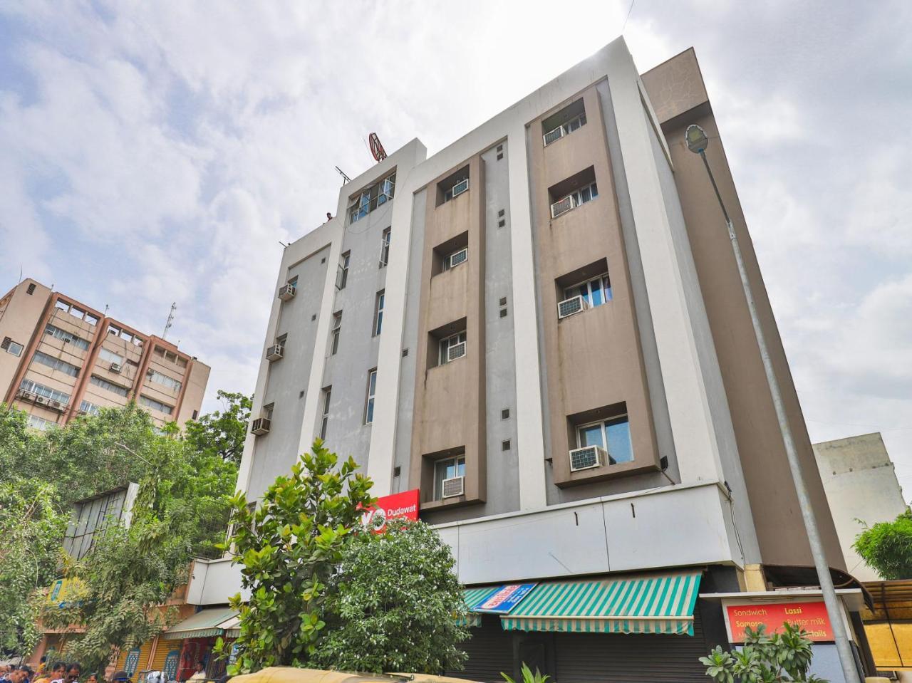 Oyo 10044 Hotel Dudawat Ahmedabad Bagian luar foto