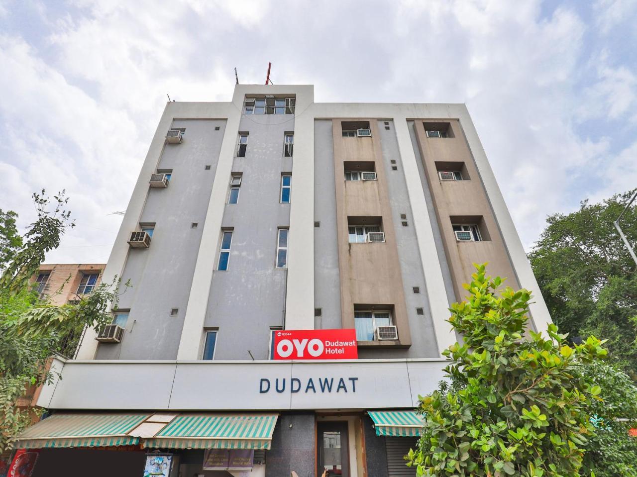 Oyo 10044 Hotel Dudawat Ahmedabad Bagian luar foto